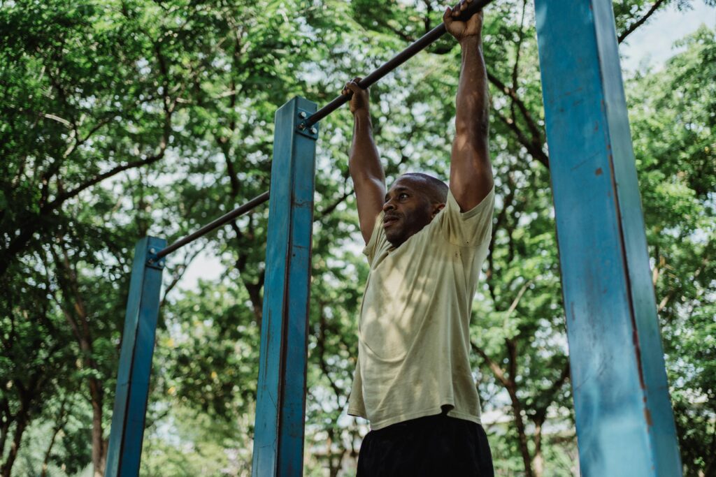 Homem praticando exercícios ao ar livre demonstrando vitalidade aos 40 anos.
